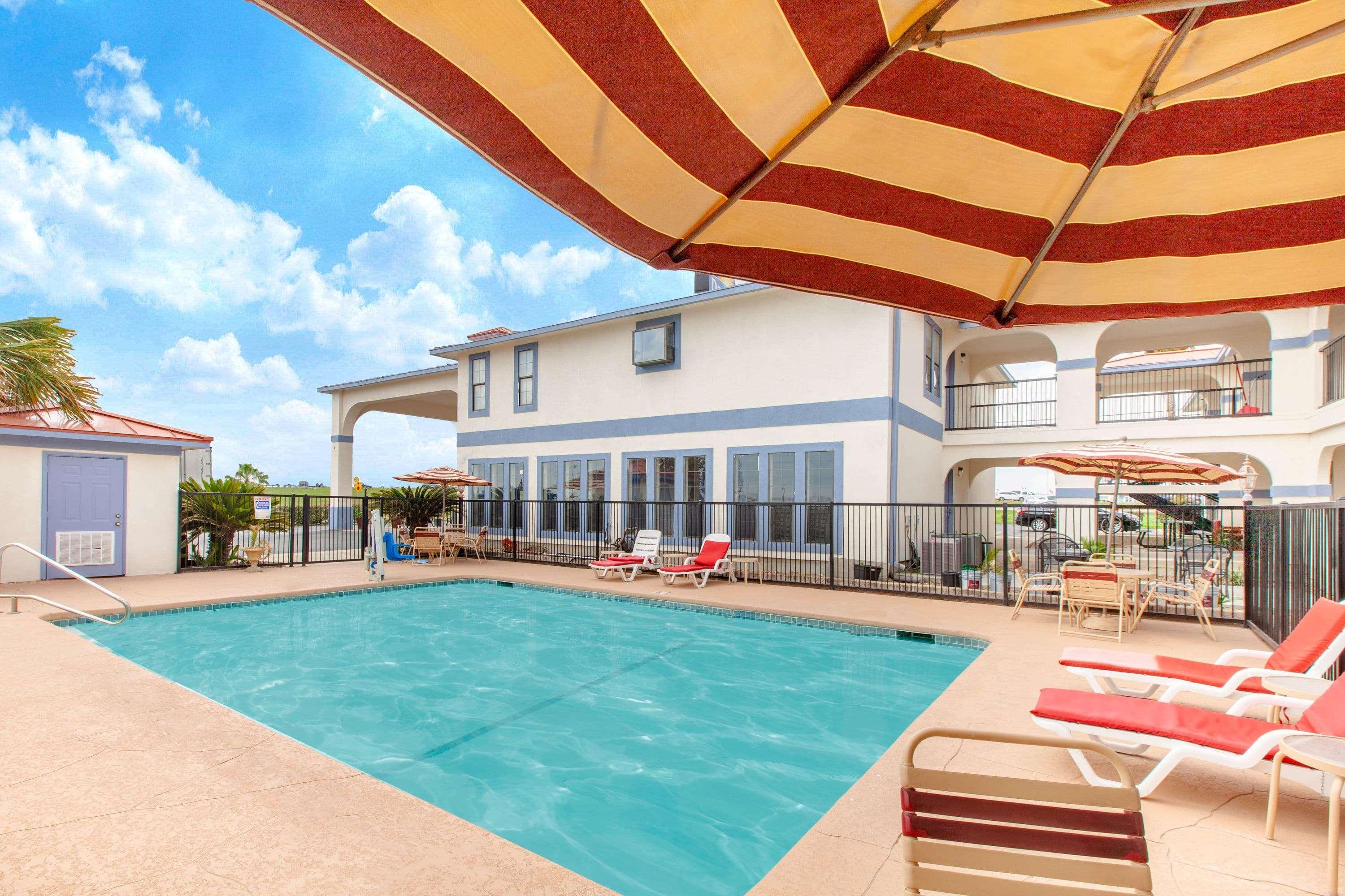 Days Inn & Suites By Wyndham Braunig Lake Elmendorf Экстерьер фото